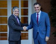 El presidente del Gobierno español, Pedro Sánchez (d), recibe al presidente de Ecuador, Guillermo Lasso (i), el pasado 4 de noviembre en Madrid con motivo de su visita oficial a España.