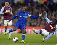 El jugador del Chelsea Nicolas Jackson sufre la defensa de Tim Iroegbunam, del Aston Villa.