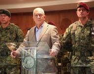 El ministro Luis Lara dio declaraciones acompañado de la cúpula militar.