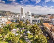 Imagen de la Basílica Catedral de Nuestra Señora de la Elevación de la ciudad de Ambato, Ecuador.