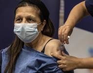Malka Peer recibe la cuarta dosis de la vacuna de Pfizer-BioNTech contra el COVID-19 en el Centro Médico Sheba, en Ramat Gan, Israel.