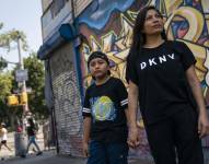 Mónica Muquinche, una ecuatoriana llegada recientemente a Estados Unidos tras cruzar la frontera sur estadounidense, posa junto a su hijo Sebastián el 26 de agosto del 2021 en Nueva York.