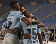 Jugadores de Universidad Católica celebran la victoria ante Defensa y Justicia por Copa Sudamericana