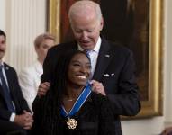 Joe Biden, presidente de Estados Unidos entrega a Simone Biles la medalla Presidencial de la Libertad
