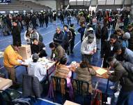 People vote at a polling station during the presidential election, in La Paz on August 17, 2025. Bolivians head to the polls Sunday for elections marked by a deep economic crisis that has seen the left implode and the right eyeing its first shot at power in 20 years. (Photo by MARTIN BERNETTI / AFP)