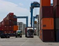 Fotografía donde se observan algunos camiones detenidos en un puerto este martes, en Guayaquil (Ecuador).