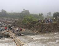 En la provincia de Cotopaxi, habitantes del recinto El Palmar en Pujilí, han quedado con sus viviendas reducidas a escombros por el desbordamiento del río Pilaló. Twitter/Archivo