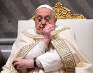 Fotografía de archivo del Papa Francisco gesticula durante las vísperas en la basílica de San Pedro en El Vaticano, el 1 de febrero de 2025.