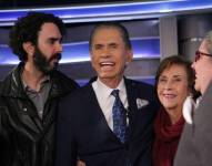 Don Alfonso Espinosa de los Monteros junto a sus familiares en el set de Televistazo.