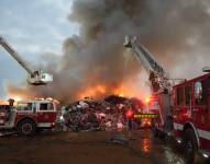 Imagen del incendio de un patio de chatarra del norte de Guayaquil.