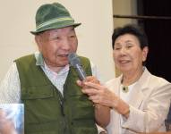 Esta foto, tomada el 29 de septiembre de 2024, muestra a Iwao Hakamada (izq.) hablando mientras su hermana Hideko (der.), de 91 años, sostiene el micrófono durante una sesión de informe de juicio.
