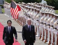 El presidente de EEUU, Joe Biden (d) y el primer ministro japonés, Fumio Kishida (i) pasan revista a la guardia de honor este lunes en Tokio.