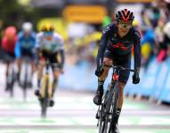 Carapaz asciende al podio del Tour de Francia