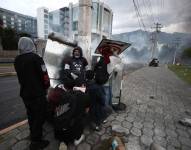 Manifestantes montaron una barricada en la acera del parque El Arbolito, centro de Quito (foto referencial).