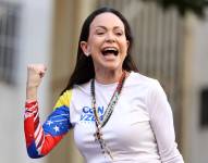 La líder opositora venezolana, María Corina Machado, gesticula mientras se dirige a sus partidarios durante una protesta convocada por la oposición en vísperas de la investidura presidencial en Caracas el 9 de enero de 2025.