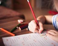 Imagen referencial de una niña en sus primeros años de etapa escolar.