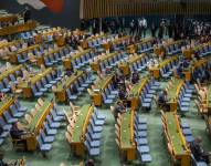 Fotografía general de la Asamblea General de la Organización de las Naciones Unidas (ONU) durante la participación del primer ministro de Israel, Benjamin Netanyahu, este viernes en Nueva York (Estados Unidos). Decenas de delegados de distintos países se pusieron de pie en el momento en que Netanyahu se dirigía a la Asamblea General de la ONU y se ausentaron a modo de protesta.