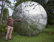 El escultor Jesús Cobo, muestra una de sus lunas durante una entrevista.