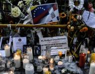 Se muestran velas mientras familiares y amigos rinden homenaje a las víctimas frente a la discoteca Jet Set en Santo Domingo el 12 de abril de 2025.
