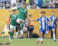 Richard Rios (c) de Palmeiras controla el balón en un partido del Mundial de Clubes.