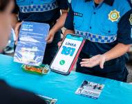 Imagen de una campaña de difusión realizadas por agentes municipales para los ciudadanos de Guayaquil sobre los servicios que se pueden solicitar mediante la línea 181.