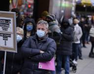 Personas hacen fila en un centro de pruebas diagnósticas a COVID-19, el 13 de diciembre de 2021, en Times Square, en la ciudad de Nueva York. (AP Foto/Seth Wenig, Archivo)