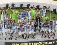 Jugadores de Argentina celebran, ayer, su tercer título en la Copa Mundial de Fútbol. EFE/ Alberto Estevez