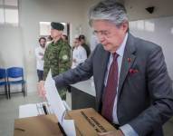 El presidente Lasso deposita la papeleta en la urna.