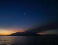Imagen de la pluma de ceniza del volcán La Cumbre, en la isla Fernandina, este jueves al amanecer en las Islas Galápagos.
