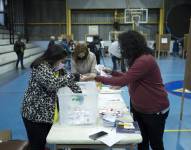 Jurados inician el conteo de votos del plebiscito constitucional, hoy, en Santiago.