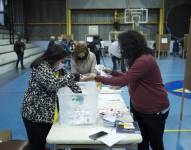 Jurados inician el conteo de votos del plebiscito constitucional, hoy, en Santiago.