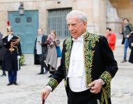 Mario Vargas Llosa después de su ceremonia de admisión en la Academia Francesa en París este jueves 9 de febrero