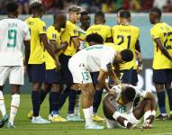 GR2105. DOHA (CATAR), 29/11/2022.- Ismaila Sarr de Senegal (abajo) se lamenta hoy, en un partido de la fase de grupos del Mundial de Fútbol Qatar 2022 entre Ecuador y Senegal en el estadio Internacional Jalifa en Doha (Catar). EFE/ Rodrigo Jiménez