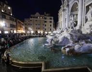 ROME (Italy), 19/12/2025.- Los turistas hacen cola frente a la Fuente de Trevi en Roma, Italia, el 19 de diciembre de 2025. La barroca Fontana di Trevi es la fuente más grande de Roma y una de las fuentes más famosas del mundo.