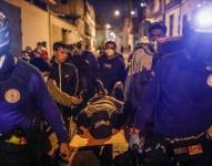 Un manifestante herido en enfrentamientos con la Policía recibe ayuda en el centro de Lima (Perú).