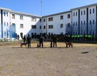 En cárcel de Cotopaxi encuentran 147 armas blancas, celulares y 3 bombas molotov