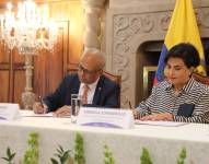 Albert Ramdin y Gabriela Sommerfeld firman el acuerdo.