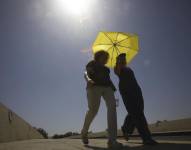 Dos mujeres se protegen del sol con un paraguas en Córdoba, España, el pasado domingo.