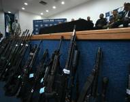 Fusiles de asalto incautados durante la Operación Contención en el Complejo Penha se exhiben durante una conferencia de prensa en la sede de la Policía Civil en Río de Janeiro.
