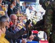 El Primer Mandatario recibió el fusil en un acto simbólico durante la ceremonia castrense.