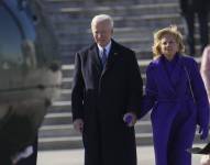 El saliente presidente de EE. UU., Joe Biden, y la primera dama, la Dra. Jill Biden, abordan un helicóptero que los llevará desde el Capitolio de EE. UU. en Washington, DC, después de la toma de posesión del presidente Donald Trump, el 20 de enero de 2025.