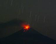 Vista de la actividad eruptiva del volcán Sangay, en una fotografía de archivo. EFE/José Jácome
