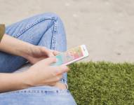 Hombre sosteniendo celular