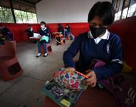 Estudiantes de la Unidad Educativa Agropecuaria Eduardo Salazar Gómez regresan a clases presenciales a las afueras de Quito, en una fotografía de archivo. EFE/ José Jácome