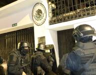 Decenas de policías ingresaron a la Embajada de México en Ecuador.