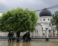 Estudiantes tratando de caminar en Malasia este jueves 27 de noviembre.
