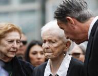 La tía de Erik y Lyle Menendez, Joan VanderMolen (C), habla con los medios después de una audiencia, en una fotografía de archivo.