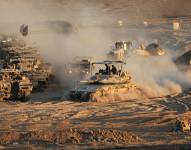 Tanques israelíes llegan a un punto de concentración tras retirarse de la Franja de Gaza.