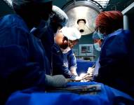 Fotografía referencial de un grupo de médicos realizando una intervención quirúrgica.