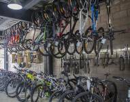 Al norte de la capital unos sujetos rompieron los vidrios de una tienda de bicicletas para robar 3 de ellas.